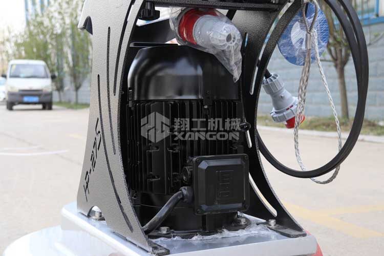 拋光機是為了讓地面表面有光澤，需要先研磨后才可以拋光。拋光分為粗拋和精拋，這時候可以使用拋光機，配合拋光墊，提高地面的光澤度。高速地坪拋光機讓你輕松完成地坪拋光工作，提高地坪亮度。