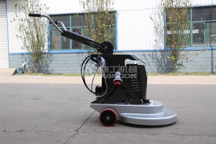 拋光機是為了讓地面表面有光澤，需要先研磨后才可以拋光。拋光分為粗拋和精拋，這時候可以使用拋光機，配合拋光墊，提高地面的光澤度。高速地坪拋光機讓你輕松完成地坪拋光工作，提高地坪亮度。
